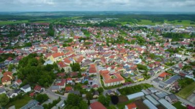 Almanya 'daki bir şehir ve eski bir kasaba manzarası. Baharın güneşli bir gününde.