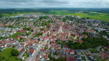 Almanya 'daki bir şehir ve eski bir kasaba manzarası. Baharın güneşli bir gününde.
