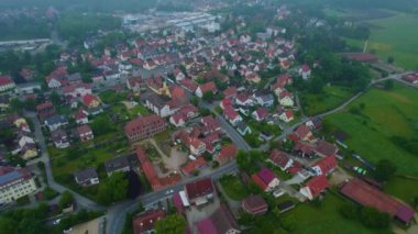 Almanya 'daki bir şehir ve eski bir kasaba manzarası. Baharın güneşli bir gününde.