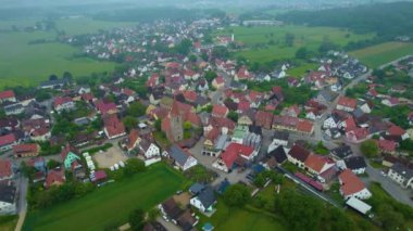 Almanya 'daki bir şehir ve eski bir kasaba manzarası. Baharın güneşli bir gününde.