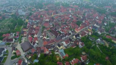 Almanya 'daki bir şehir ve eski bir kasaba manzarası. Baharın güneşli bir gününde.
