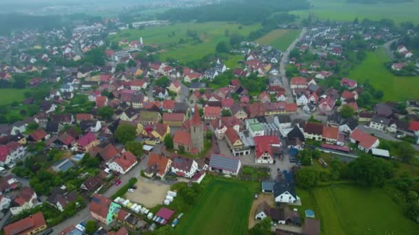 ドイツの都市と旧市街の中心部の空中ビュー 春の晴れた日には — ストック動画