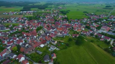 Almanya 'daki bir şehir ve eski bir kasaba manzarası. Baharın güneşli bir gününde.
