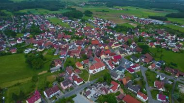 Almanya 'daki bir şehir ve eski bir kasaba manzarası. Baharın güneşli bir gününde.