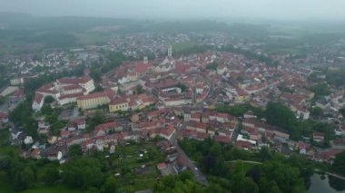 Almanya 'daki bir şehir ve eski bir kasaba manzarası. Baharın güneşli bir gününde.