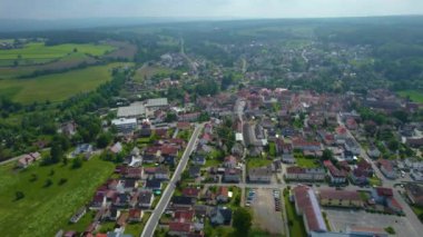 Almanya 'daki bir şehir ve eski bir kasaba manzarası. Baharın güneşli bir gününde.