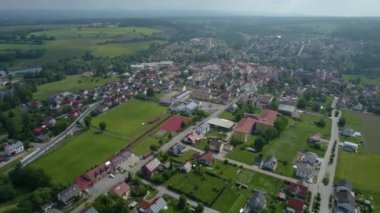 Almanya 'daki bir şehir ve eski bir kasaba manzarası. Baharın güneşli bir gününde.