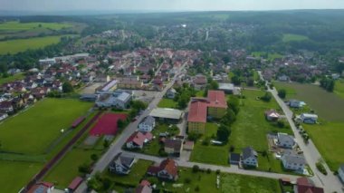 Almanya 'daki bir şehir ve eski bir kasaba manzarası. Baharın güneşli bir gününde.