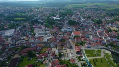 Almanya 'daki bir şehir ve eski bir kasaba manzarası. Baharın güneşli bir gününde.