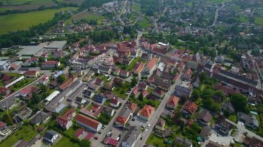 Almanya 'daki bir şehir ve eski bir kasaba manzarası. Baharın güneşli bir gününde.