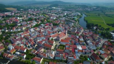 Almanya 'daki bir şehir ve eski bir kasaba manzarası. Baharın güneşli bir gününde.
