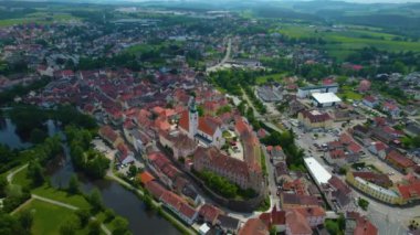 Almanya 'daki eski bir şehir merkezinin havadan görünüşü. Baharın güneşli bir gününde.