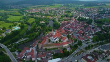 Almanya 'daki eski bir şehir merkezinin havadan görünüşü. Baharın güneşli bir gününde.