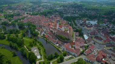 Almanya 'daki eski bir şehir merkezinin havadan görünüşü. Baharın güneşli bir gününde.