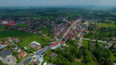 Almanya 'daki eski bir şehir merkezinin havadan görünüşü. Baharın güneşli bir gününde.