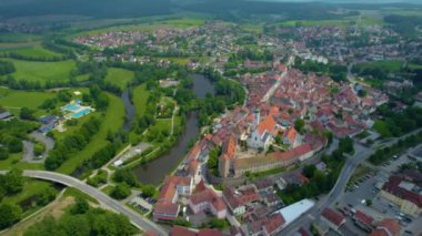 Almanya 'daki eski bir şehir merkezinin havadan görünüşü. Baharın güneşli bir gününde.