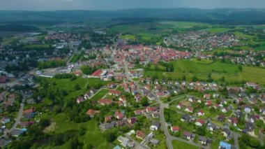 Almanya 'daki eski bir şehir merkezinin havadan görünüşü. Baharın güneşli bir gününde.