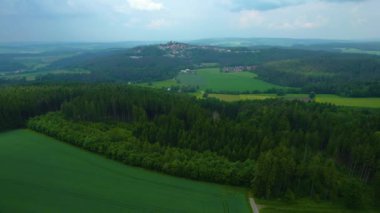 Almanya 'daki eski bir şehir merkezinin havadan görünüşü. Baharın güneşli bir gününde.