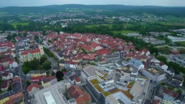Almanya 'daki eski bir şehir merkezinin havadan görünüşü. Baharın güneşli bir gününde.