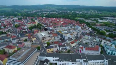 Almanya 'daki eski bir şehir merkezinin havadan görünüşü. Baharın güneşli bir gününde.