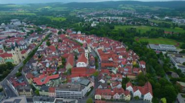 Almanya 'daki eski bir şehir merkezinin havadan görünüşü. Baharın güneşli bir gününde.