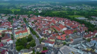 Almanya 'daki eski bir şehir merkezinin havadan görünüşü. Baharın güneşli bir gününde.