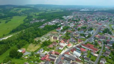 Almanya 'daki eski bir şehir merkezinin havadan görünüşü. Baharın güneşli bir gününde.