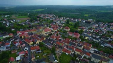 Almanya 'daki eski bir şehir merkezinin havadan görünüşü. Baharın güneşli bir gününde.