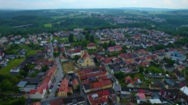 Almanya 'daki eski bir şehir merkezinin havadan görünüşü. Baharın güneşli bir gününde.