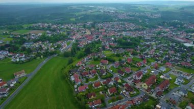 Almanya 'daki eski bir şehir merkezinin havadan görünüşü. Baharın güneşli bir gününde.