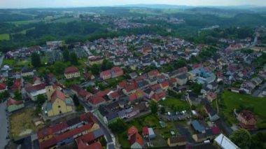 Almanya 'daki eski bir şehir merkezinin havadan görünüşü. Baharın güneşli bir gününde.