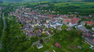 Almanya 'daki eski bir şehir merkezinin havadan görünüşü. Baharın güneşli bir gününde.