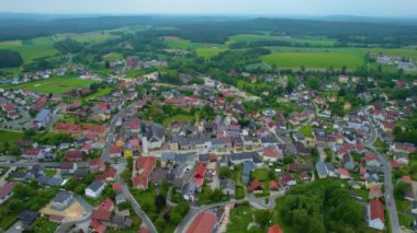 Almanya 'daki eski bir şehir merkezinin havadan görünüşü. Baharın güneşli bir gününde.