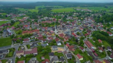 Almanya 'daki eski bir şehir merkezinin havadan görünüşü. Baharın güneşli bir gününde.