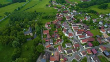 Almanya 'daki eski bir şehir merkezinin havadan görünüşü. Baharın güneşli bir gününde.