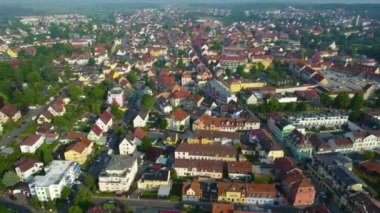 Almanya 'daki eski bir şehir merkezinin havadan görünüşü. Baharın güneşli bir gününde.