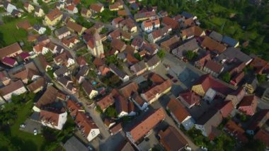 Almanya 'daki eski bir şehir merkezinin havadan görünüşü. Baharın güneşli bir gününde.