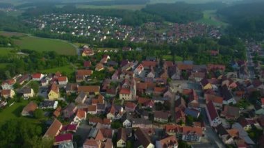 Almanya 'daki eski bir şehir merkezinin havadan görünüşü. Baharın güneşli bir gününde.