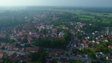 Almanya 'daki eski bir şehir merkezinin havadan görünüşü. Baharın güneşli bir gününde.