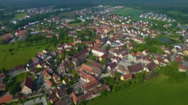 Almanya 'daki eski bir şehir merkezinin havadan görünüşü. Baharın güneşli bir gününde.