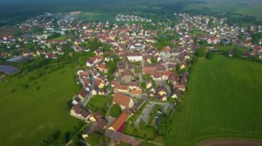 Almanya 'daki eski bir şehir merkezinin havadan görünüşü. Baharın güneşli bir gününde.