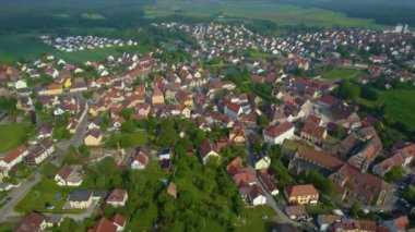 Almanya 'daki eski bir şehir merkezinin havadan görünüşü. Baharın güneşli bir gününde.