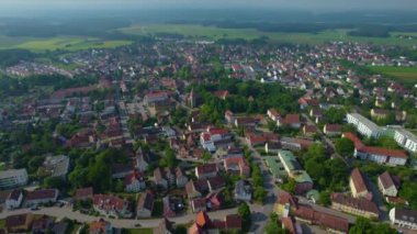 Almanya 'daki eski bir şehir merkezinin havadan görünüşü. Baharın güneşli bir gününde.