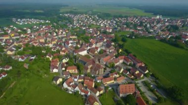 Almanya 'daki eski bir şehir merkezinin havadan görünüşü. Baharın güneşli bir gününde.
