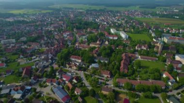 Almanya 'daki eski bir şehir merkezinin havadan görünüşü. Baharın güneşli bir gününde.
