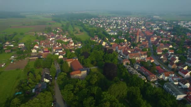 ドイツの古い町の中心部の空中ビュー 春の晴れた日には — ストック動画