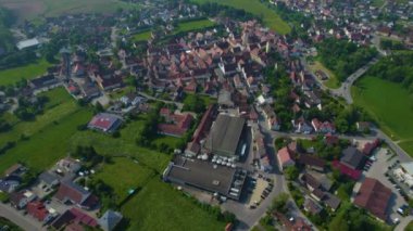 Almanya 'daki eski bir şehir merkezinin havadan görünüşü. Baharın güneşli bir gününde.