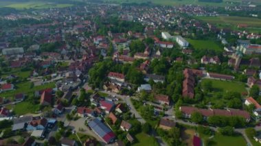 Almanya 'daki eski bir şehir merkezinin havadan görünüşü. Baharın güneşli bir gününde.