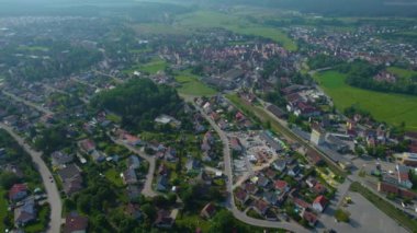 Almanya 'daki eski bir şehir merkezinin havadan görünüşü. Baharın güneşli bir gününde.
