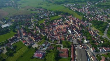 Almanya 'daki eski bir şehir merkezinin havadan görünüşü. Baharın güneşli bir gününde.